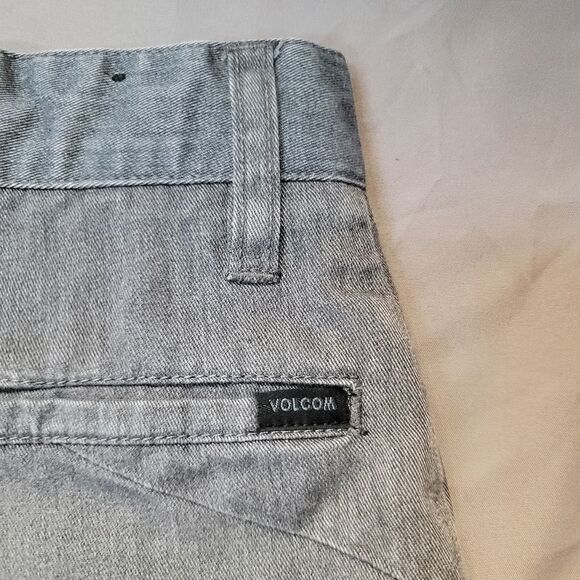 Early 2010s Volcom youth grey casual shorts - size 24/8 - Picture 9 of 10